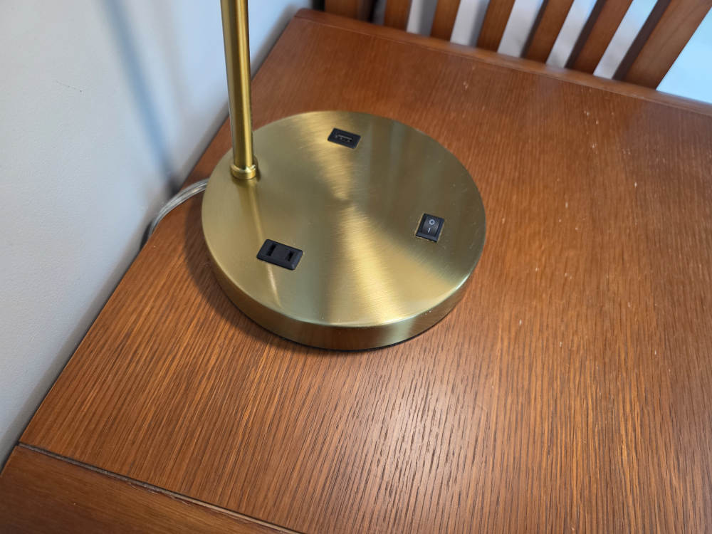 Golden Bay Hotel in Belize City: Each side table had a charger outlet and USB outlet
