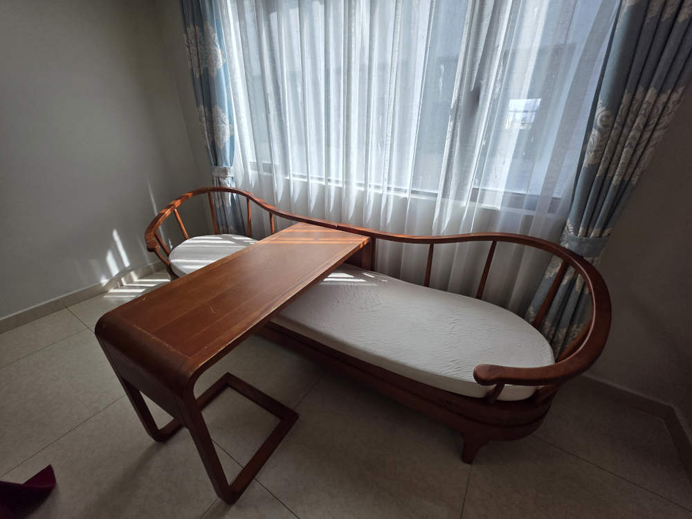 A Chaise Lounge or Louhan Bed(?)